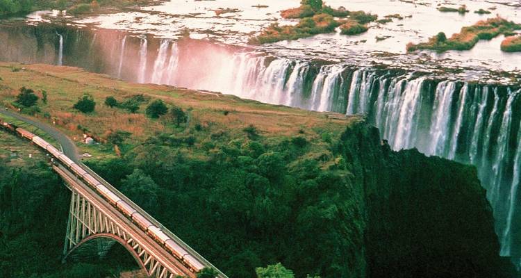 Schilderachtig uitzicht op de Victoria Falls met een brug
