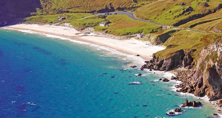 Playa apartada con aguas turquesas y acantilados.