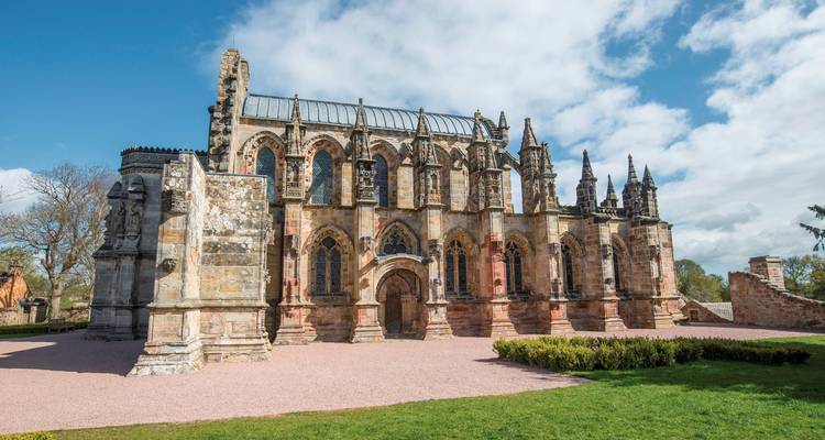 Alte Steinkapelle mit kunstvoller Architektur.