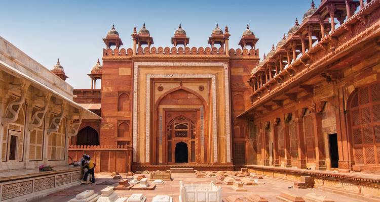 Architektonische Ansicht von Fatehpur Sikri mit Grabmälern.