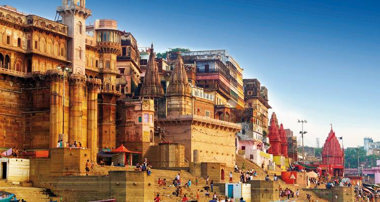 Ghats von Varanasi mit bunten Gebäuden und Menschen.
