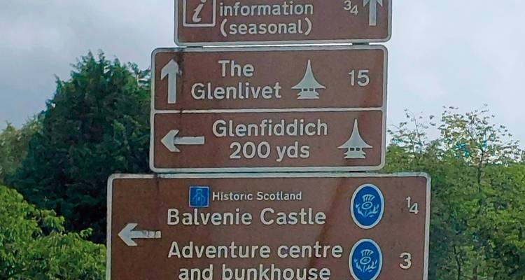 Panneaux de direction vers Glenlivet et Glenfiddich.