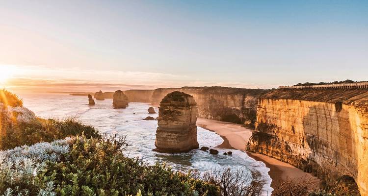 Falaises côtières emblématiques au coucher du soleil.