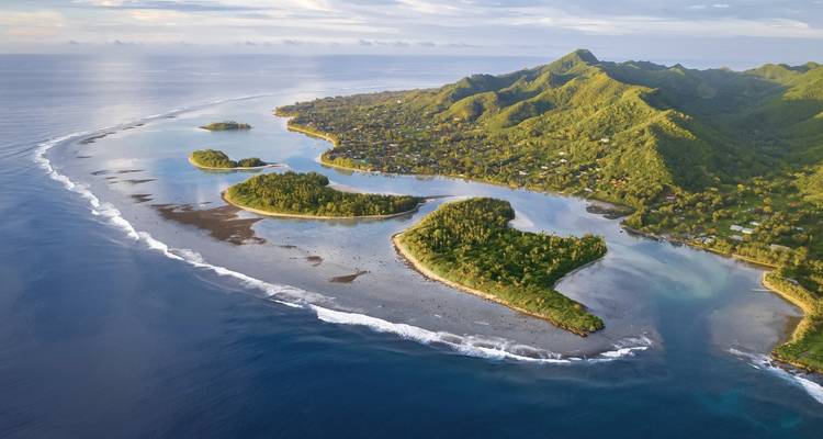 Vista aérea de un paisaje tropical costero con islas y aguas tranquilas.