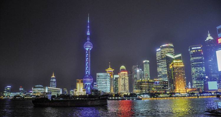 Shanghaier Skyline bei Nacht mit ikonischen Wolkenkratzern.