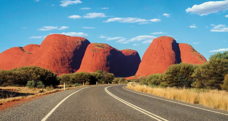 Carretera que conduce hacia las impresionantes formaciones rocosas rojas conocidas como Kata Tjuta.