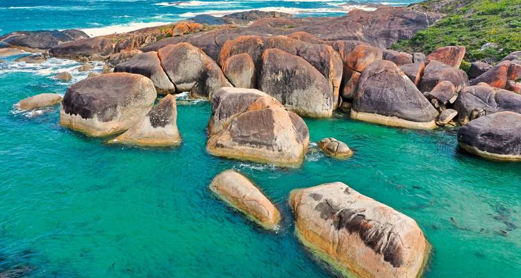 Gros rochers dans une mer turquoise