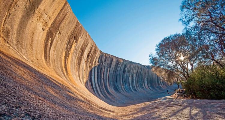 Formation rocheuse Wave Rock avec des personnes qui explorent