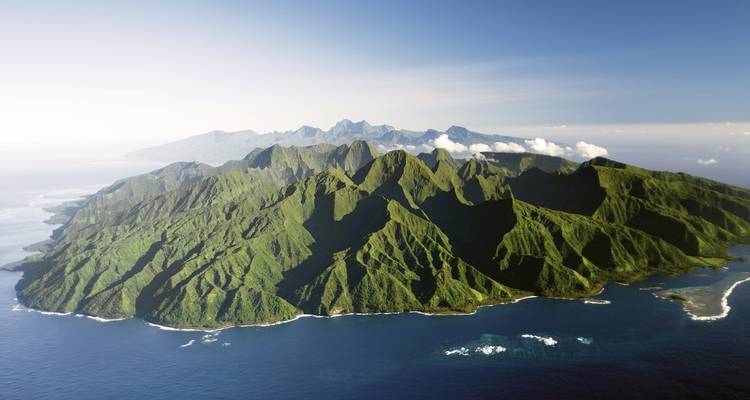 Bergachtig eiland omringd door de oceaan.