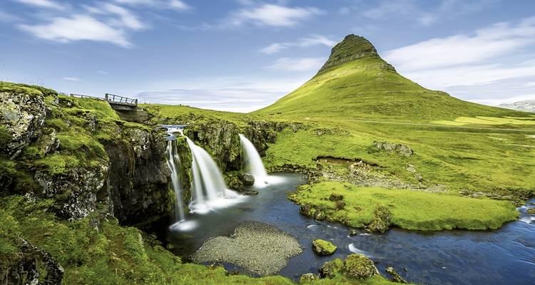 Un paysage pittoresque avec une montagne, deux cascades et une végétation luxuriante.