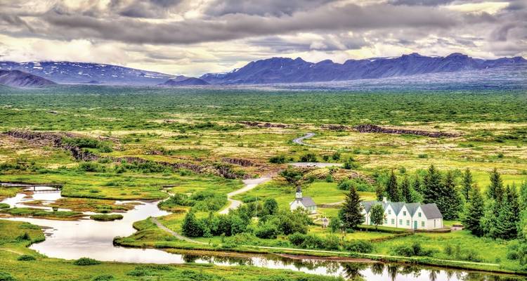 Malerische isländische Landschaft mit einer kleinen charmanten Kirche.