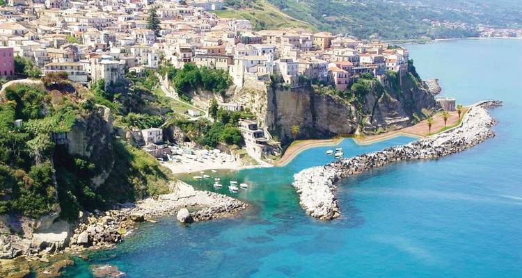 Vista aérea de un pueblo costero con playas y agua turquesa.