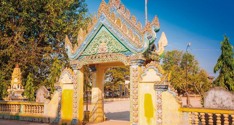 Kleurrijke ingang naar een traditionele tempel.