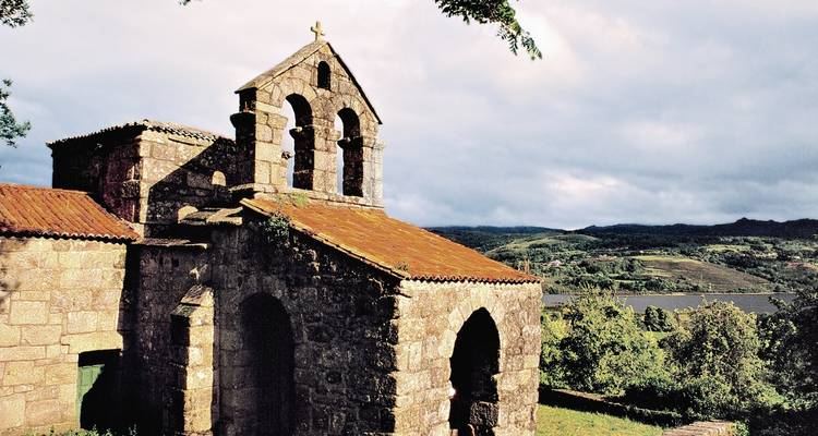 Structure historique en pierre avec un paysage pittoresque.