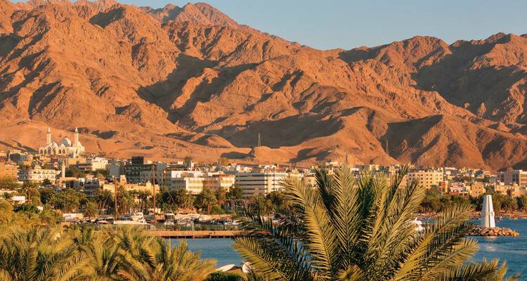 Aqaba-Stadt mit Bergen im Hintergrund.