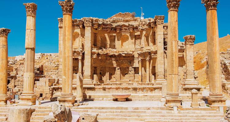 Ruinen des antiken Jerash mit gut erhaltenen Säulen.