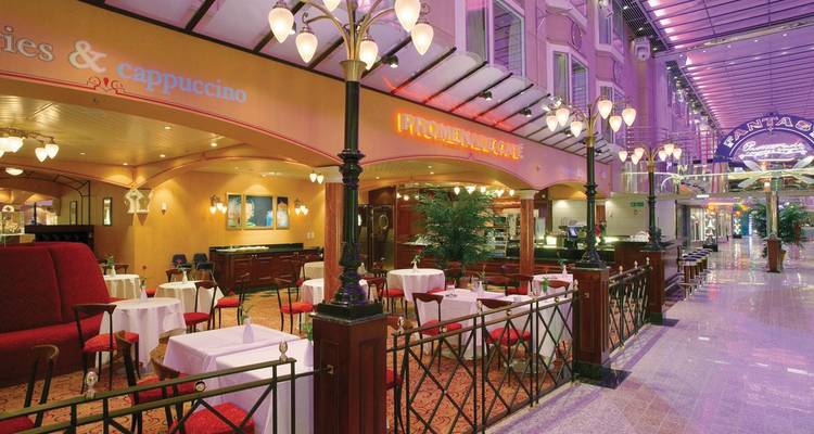 Een overdekte promenade van een cruiseschip met gedekte tafels voor het dineren.