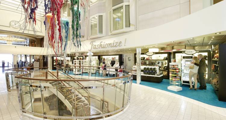 Inneres eines Einkaufsbereichs mit bunten Dekorationen und einem Boutique-Schild.