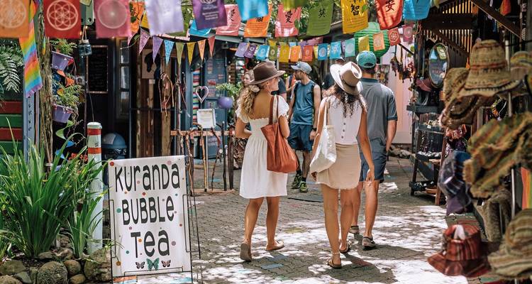 Des gens explorant un marché extérieur vibrant.