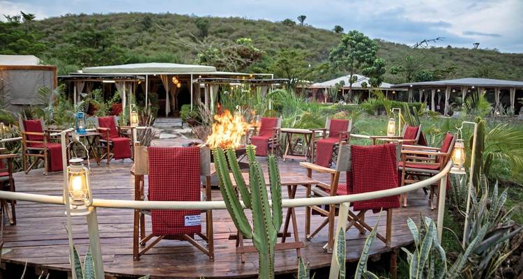 Außensitzbereich mit Feuerstelle und Hügeln im Hintergrund