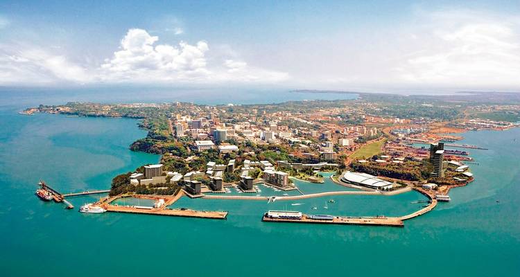 Luftaufnahme von Darwin, Australien mit blauem Ozean und bewölktem Himmel.