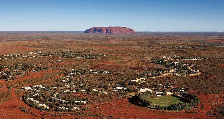 Luftaufnahme des Uluru im australischen Outback.