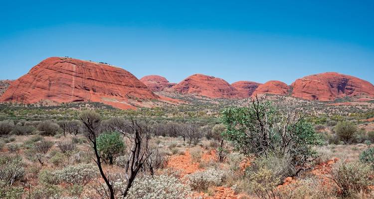 Rote Felsformationen in einer Wüstenlandschaft.