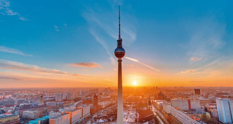 Tour de télévision de Berlin au coucher du soleil avec vue sur la ville.