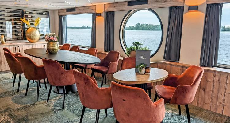 Coin repas avec vue sur le lac et cadre élégant.