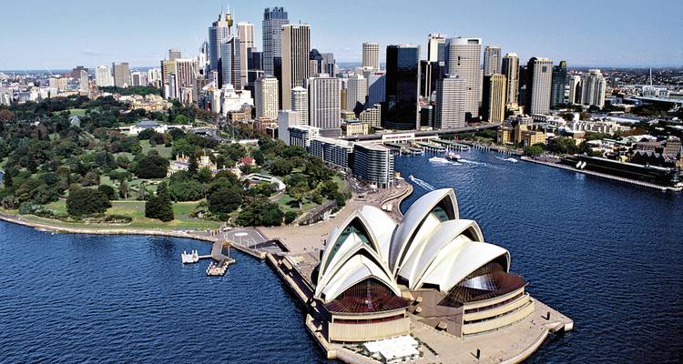 Sydneyer Opernhaus mit der Skyline der Stadt.