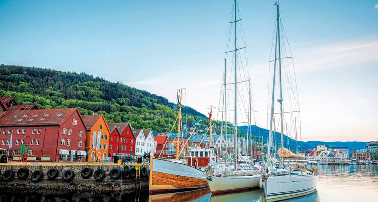 Port coloré et bateaux dans une ville côtière.