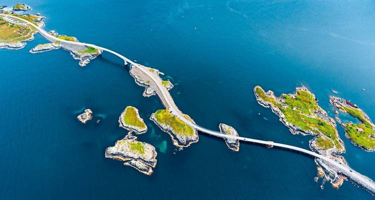 Vue aérienne d'un pont routier reliant des îles.