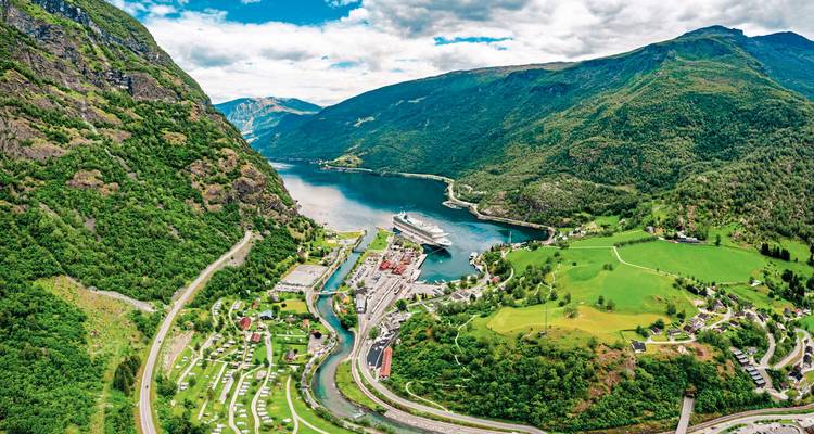 Vue aérienne d'un village de fjord et d'un bateau de croisière.