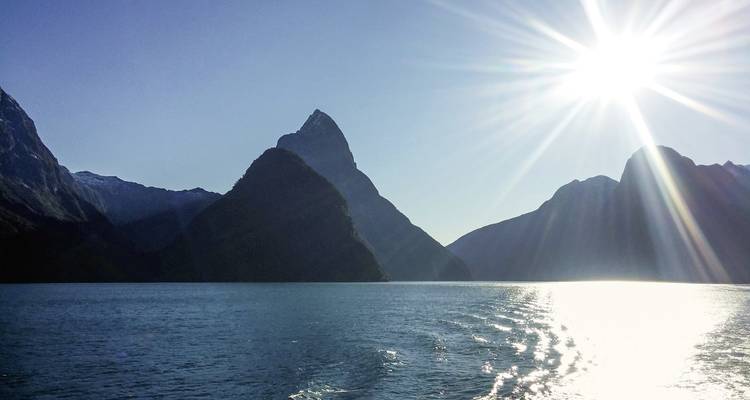 Reflets de soleil et d'eau dans un paysage de fjord saisissant.