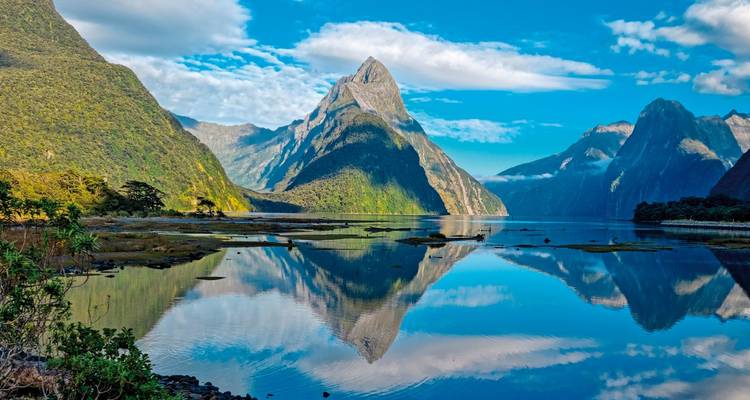 Le fjord de Milford Sound avec des reflets miroir des montagnes et du ciel.