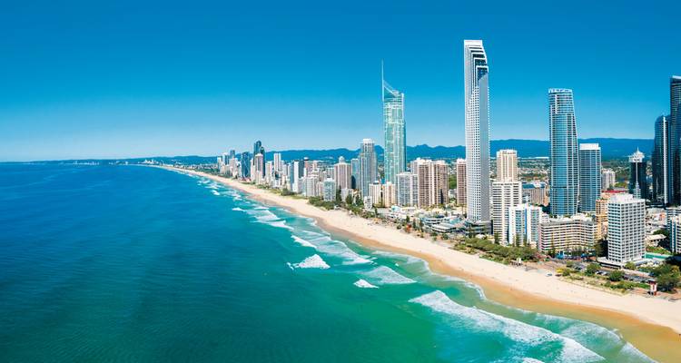 Luchtfoto van de Gold Coast skyline met eindeloze stranden en turquoise golven.
