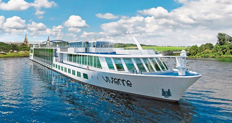 Luxueux navire de croisière naviguant sur une rivière sous un ciel lumineux.