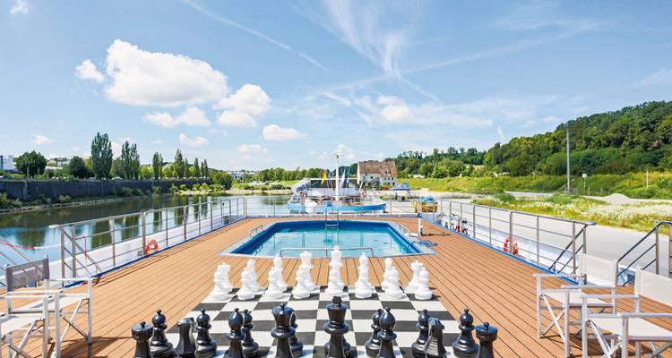 Pont de piscine sur un bateau de croisière fluviale avec un jeu d'échecs.