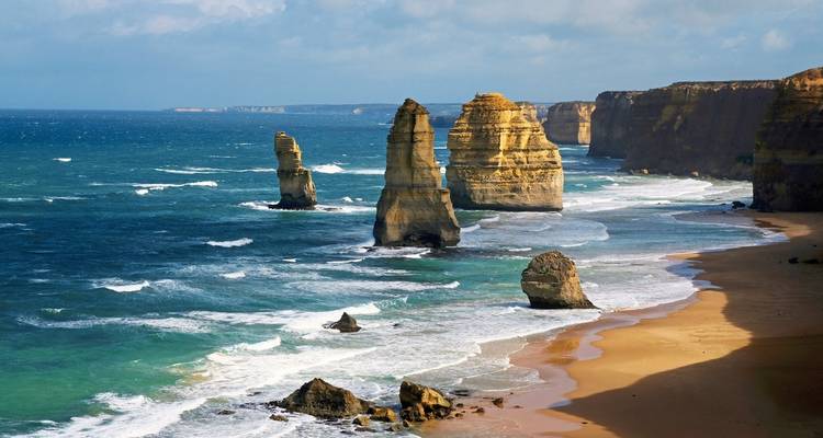 De Twelve Apostles rotsformaties langs de Australische kustlijn.