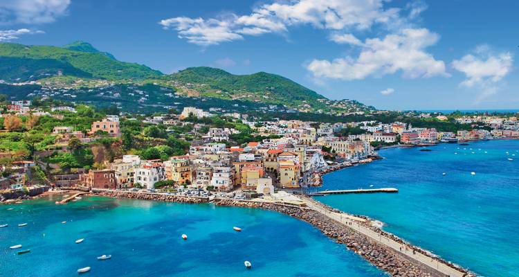 Ville côtière avec des bâtiments colorés et une mer bleue