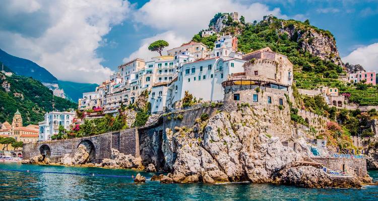 Côte amalfitaine avec des bâtiments colorés sur des falaises escarpées