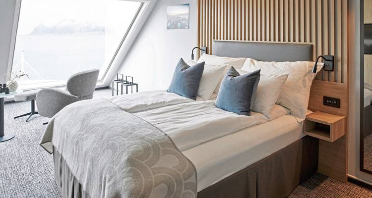 Intérieur luxueux de cabine sur un bateau de croisière avec vue sur mer.