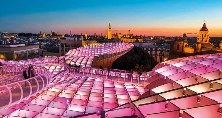 Sevilla-Skyline bei Sonnenuntergang mit moderner Architekturstruktur.