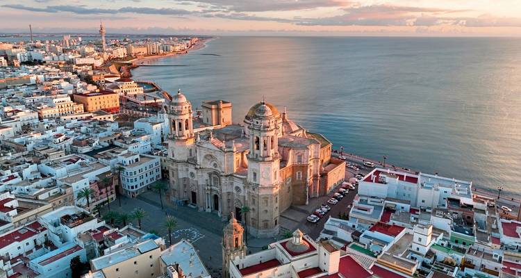 Luftaufnahme einer großen Kathedrale am Meer mit einer Küstenlinie.