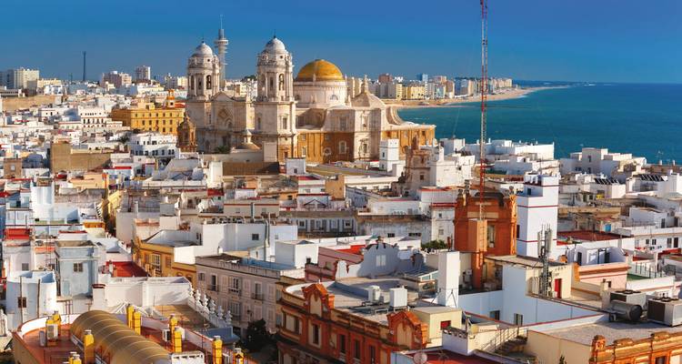 Kathedrale mit Blick auf eine Küstenstadt mit einem entfernten Strand.