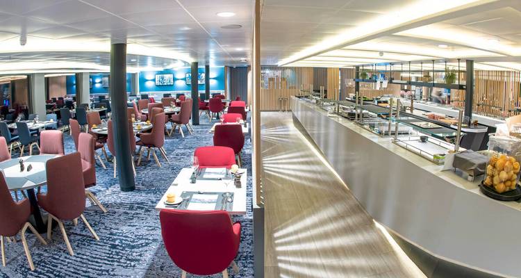 Vue panoramique de l'espace buffet du navire de croisière jouxtant un restaurant spacieux à la décoration contemporaine.