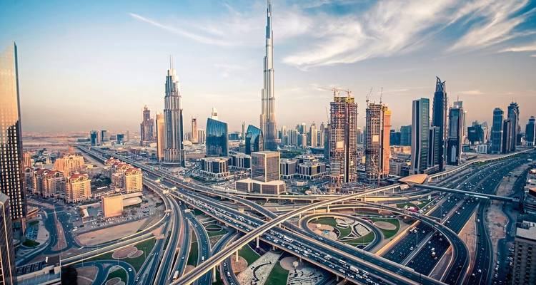 Le paysage urbain du centre-ville de Dubaï avec ses gratte-ciel et ses routes.