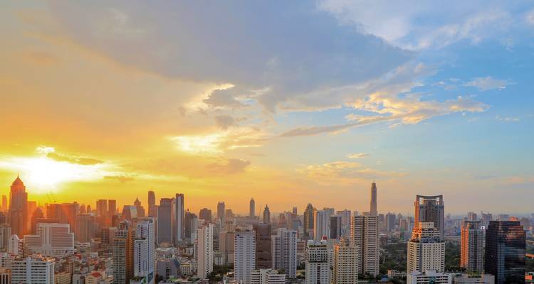 Horizon urbain au coucher du soleil avec ciel coloré