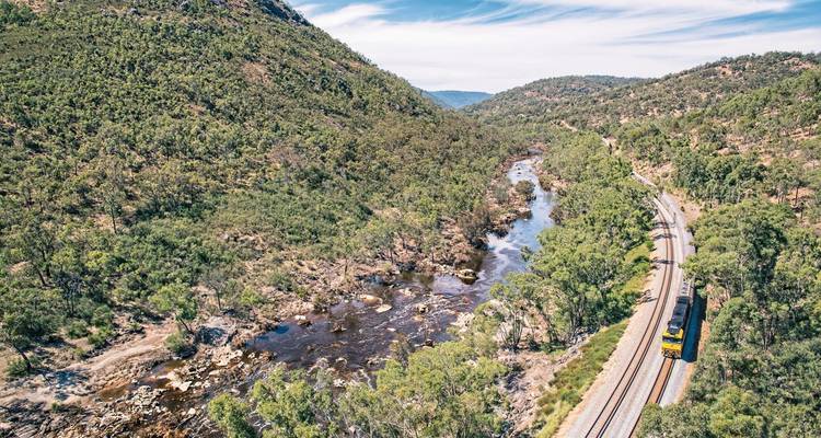 Trein die door een schilderachtige bergstreek reist.