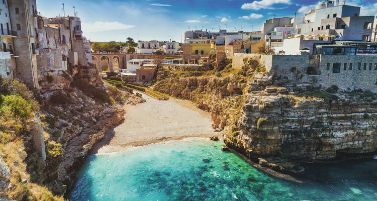 Une vue côtière pittoresque avec des falaises et une eau turquoise.